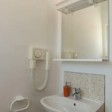 Poolside House Nina 特罗吉尔