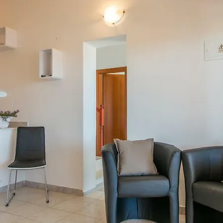 Poolside House Nina 公寓 特罗吉尔