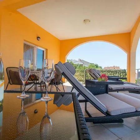 Poolside House Nina *