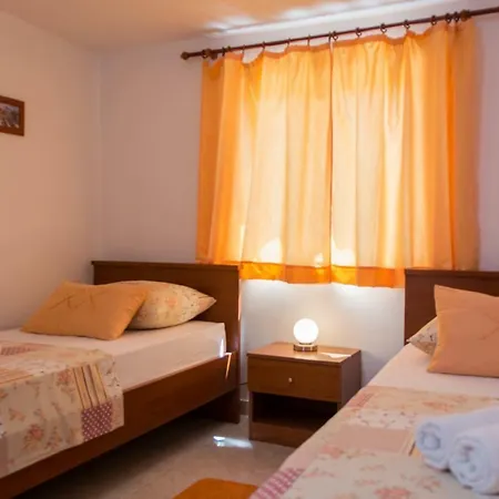 Poolside House Nina 公寓 *