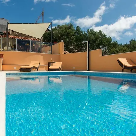 Poolside House Nina 特罗吉尔