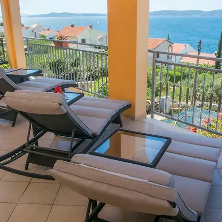 Poolside House Nina 特罗吉尔