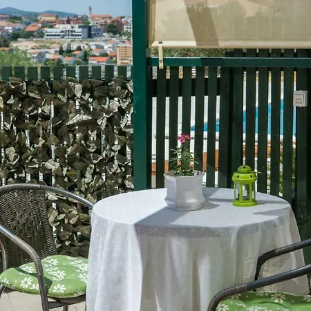 Poolside House Nina 特罗吉尔