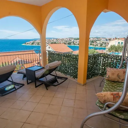 Poolside House Nina 公寓