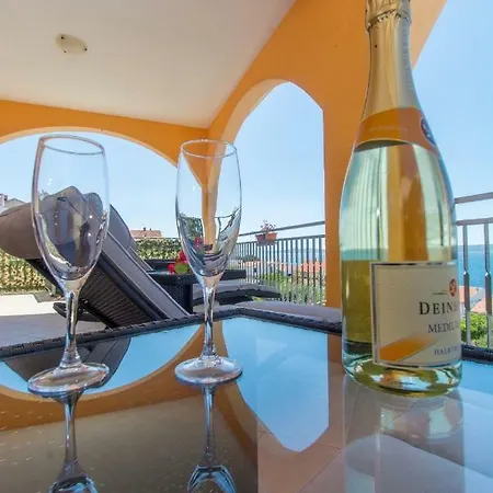 Poolside House Nina 特罗吉尔