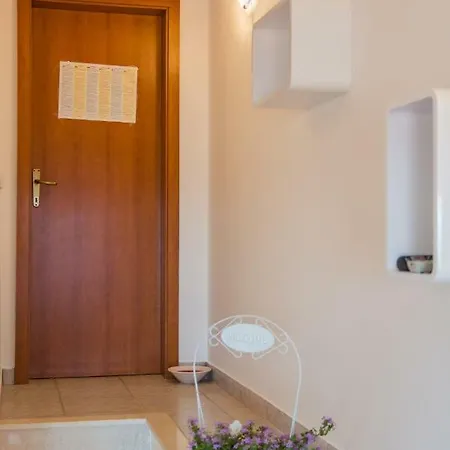 Poolside House Nina 公寓