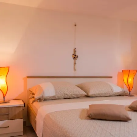 公寓 Poolside House Nina 特罗吉尔