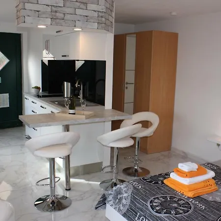 Poolside House Nina *