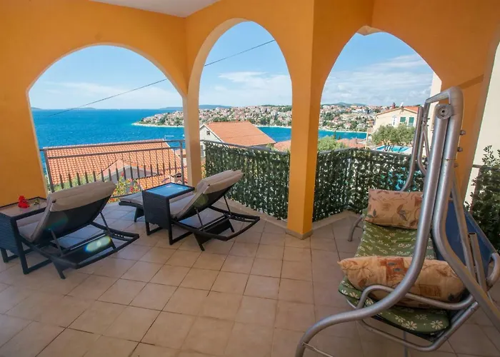 Poolside House Nina アパート