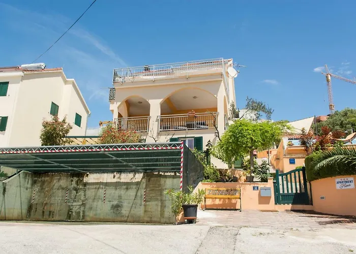 Poolside House Nina アパート *