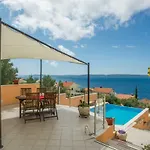 Apartment Poolside House Nina *
