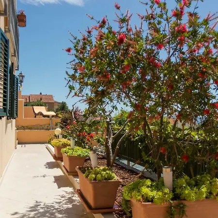 Apartman Poolside House Nina *