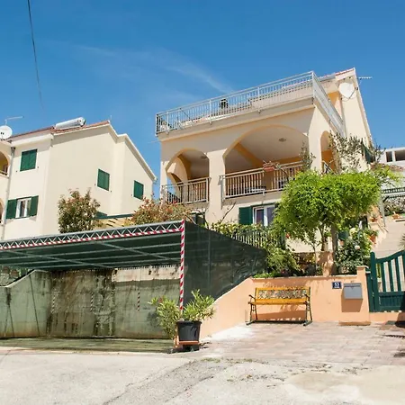 Apartman Poolside House Nina