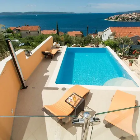 Poolside House Nina *