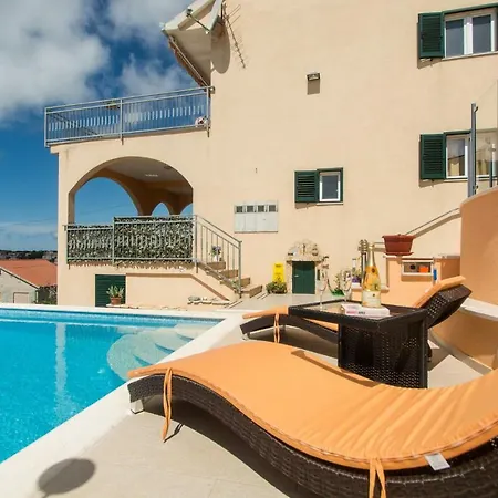 Poolside House Nina * تروغير