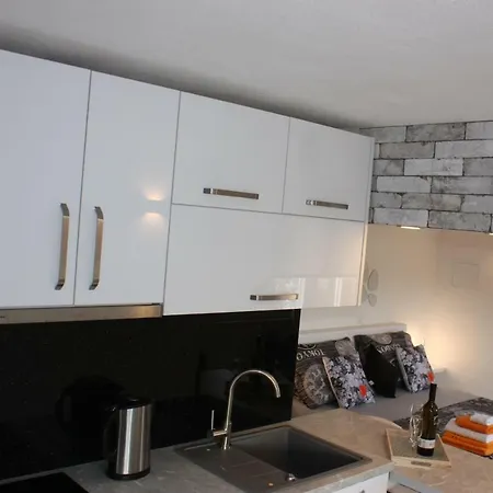 Poolside House Nina شقة