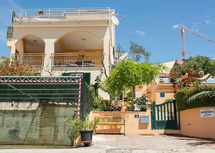 Apartman Poolside House Nina