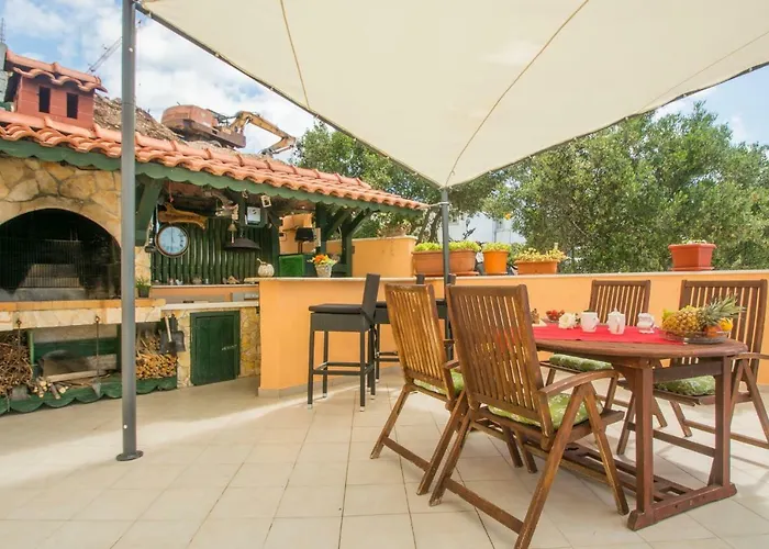 Poolside House Nina Apartman *