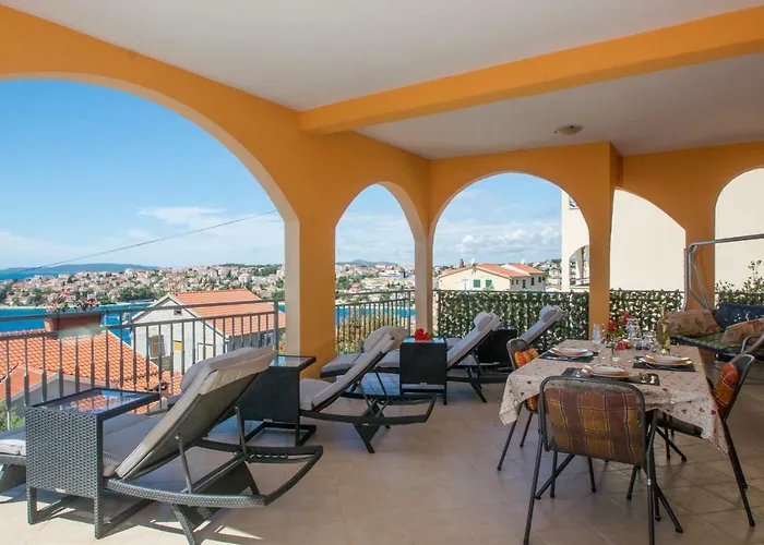 Poolside House Nina *