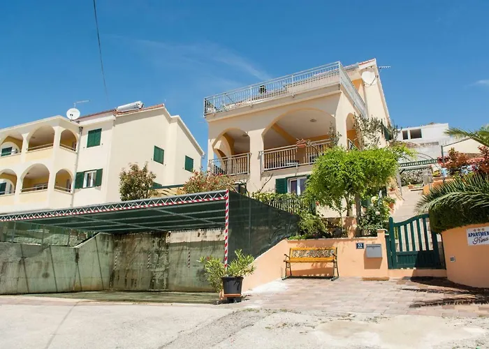 Apartman Poolside House Nina