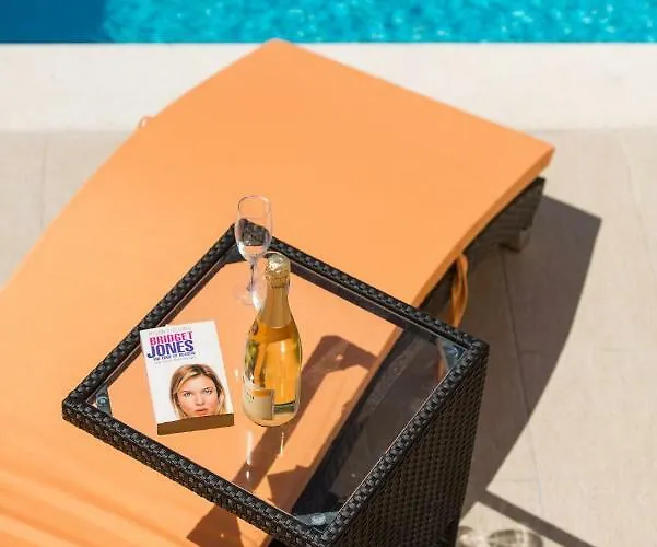 Poolside House Nina *