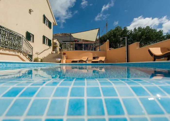 Poolside House Nina *