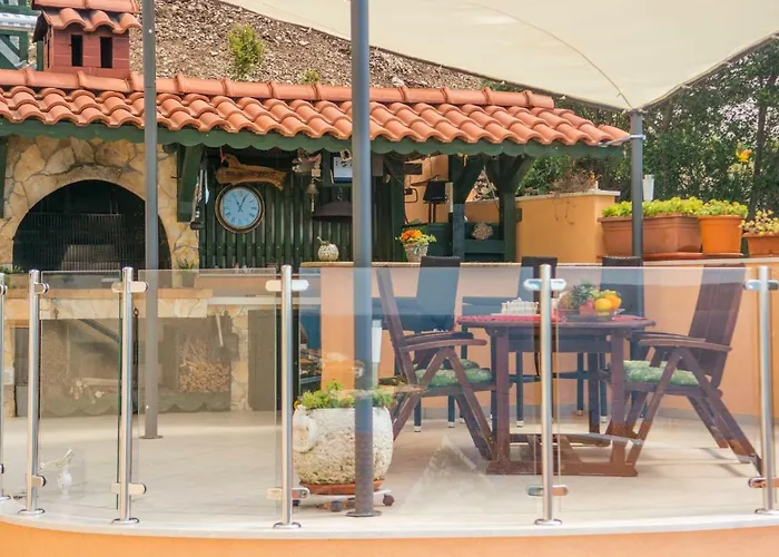 Apartman Poolside House Nina