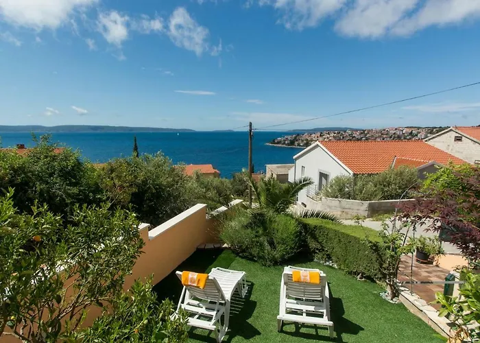 Apartman Poolside House Nina