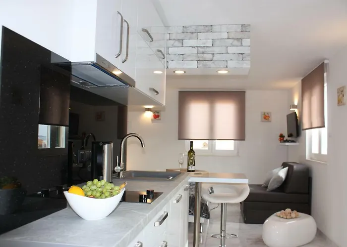 Poolside House Nina Apartman *