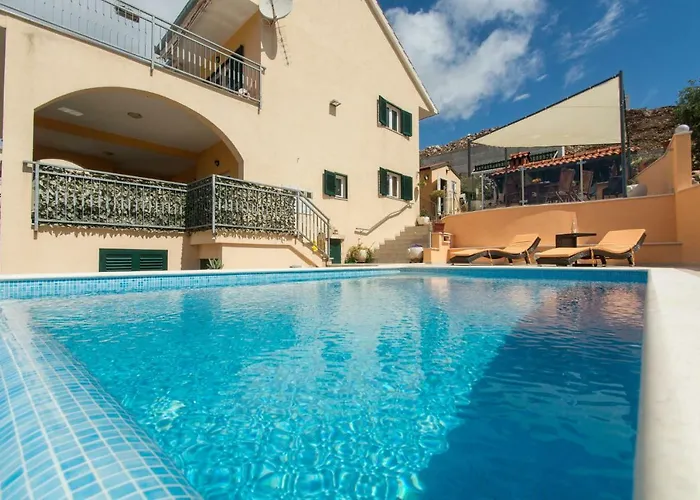 Poolside House Nina *