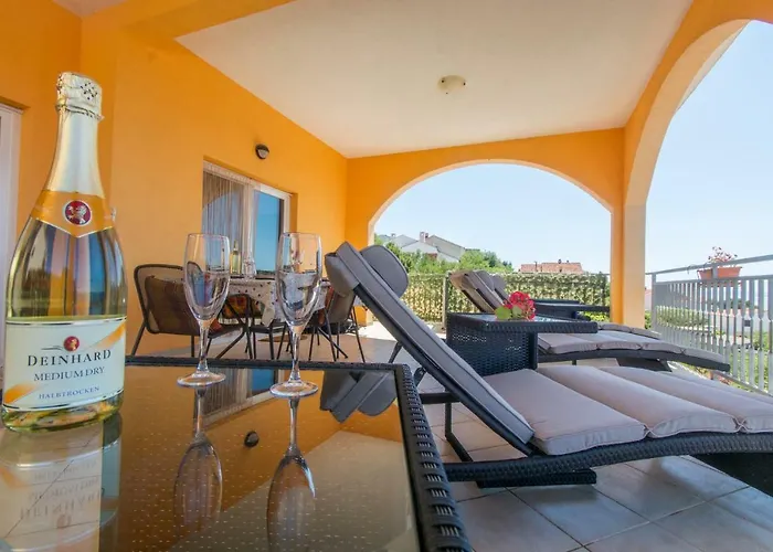 Poolside House Nina *