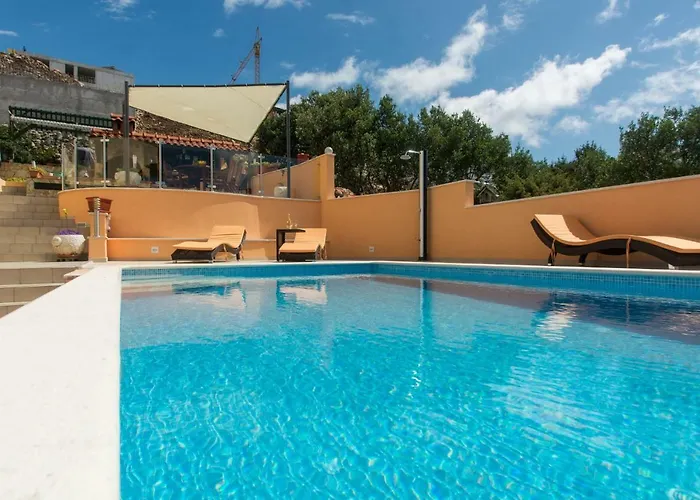 Poolside House Nina 特罗吉尔