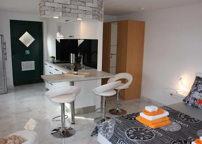 Poolside House Nina *