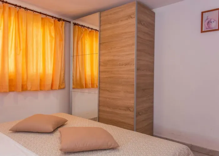 Poolside House Nina 特罗吉尔